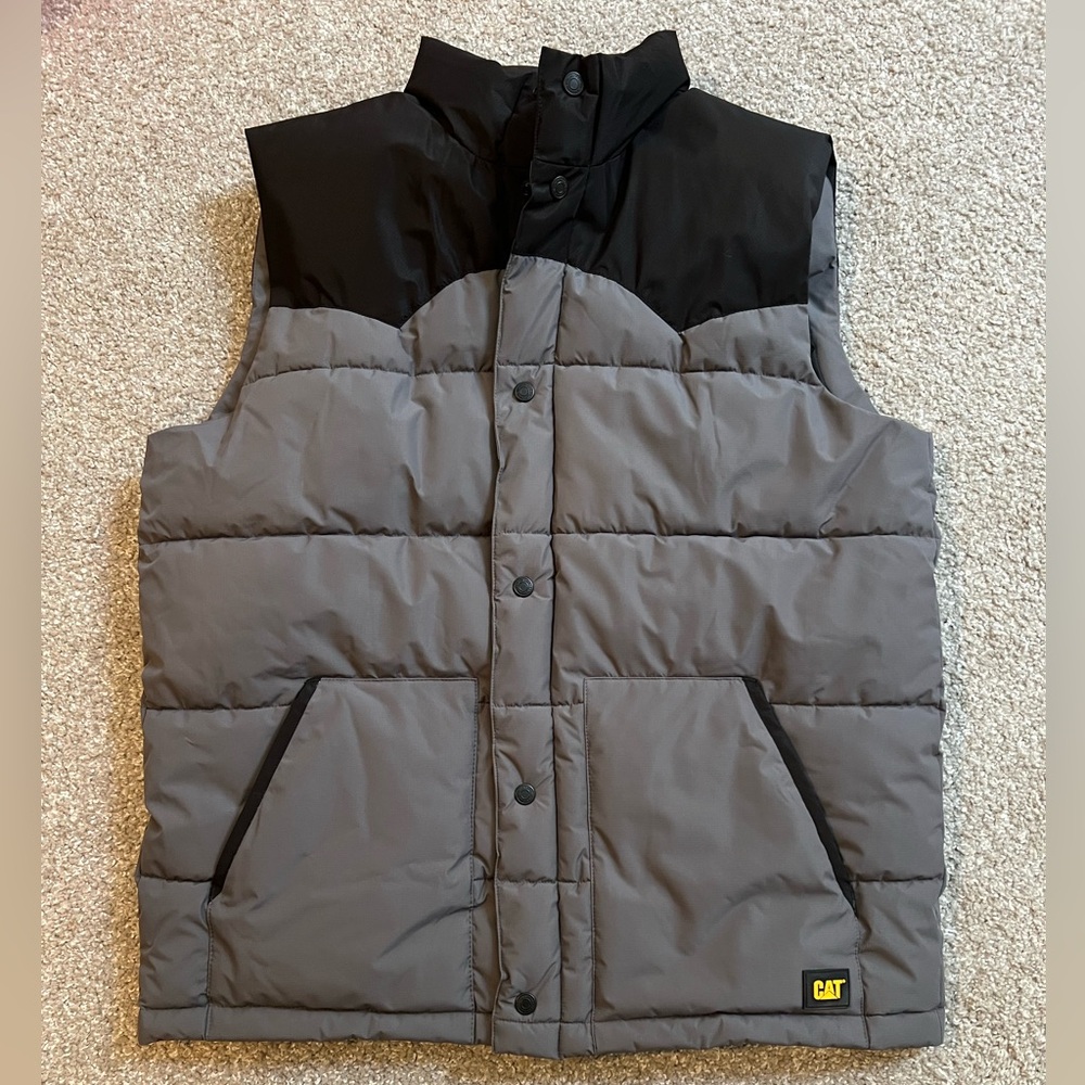 Caterpillar two-tone puffer vest. Black and gray. Medium. No tags worn once.